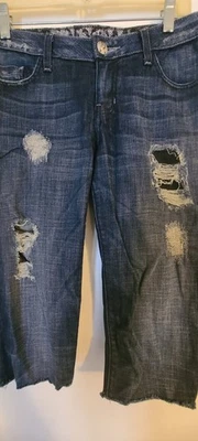 Pantalones de mezclilla para mujer GUESS by Marciano Thrashed longitud capri desgastados 28 en cintura usados en excelente estado Foto 1 de 4