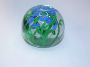 D. Bagwell Art Glas Briefbeschwerer, lila Blumen und grüne Stängel - Bild 1 von 4