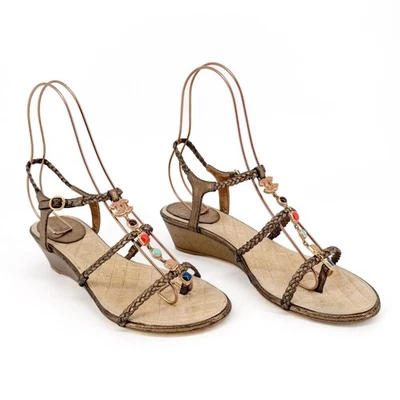 Sandalias de cuña Chanel CC cadena gema correa en T cuero acolchado dorado talla 40 EE. UU. 9-9,5 Foto 1 de 4