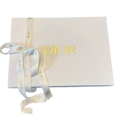 Caja blanca vacía texturizada Dior con logotipo dorado y cinta Dior 12,2x9x5 Foto 1 de 4