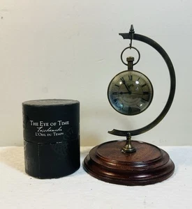 Das Auge der Zeit Uhr & Kompass auf Holzsockel ~ L’Oeil Du Temps - Bild 1 von 7