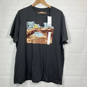 Nueva Camiseta Goodfellow Co Arches Paisaje Gráfico Para Hombres Talla XXL Gris Charcaol - Imagen 1 de 7
