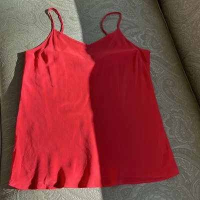 J. Cami transparente de seda Crew talla mediana roja Foto 1 de 4