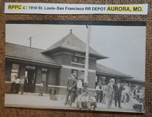 RPPC ca: 1910 St. Louis - San Francisco RR DEPOT AURORA, MO. AK ECHTFOTO - Bild 1 von 2