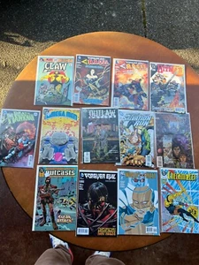 Lot de 13 DC Comics Outcasts, Forever Evil, Checkmate, Hitman, ARGUS, Claw, Outlaw Nat - Photo 1/6