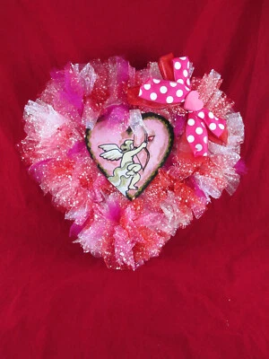 Corona en forma de corazón de malla decorativa de nieve sintética roja, blanca y rosa Foto 1 de 4