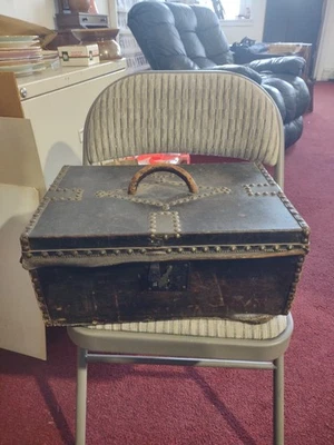 1820s Pre Guerra Boston Robert Burr CUERO NEGRO con LATÓN TACHUELAS MALETERO CAJA Documentos Foto 1 de 4