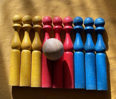 Lot 9 quilles anciennes en bois 24 cm avec une boule - Photo 1/3