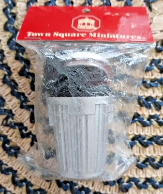 Town Square Miniatures bote de basura plateado accesorio para casa de muñecas Foto 1 de 4