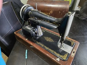 ANTIQUE 1920s SINGER SEWING MACHINE WITH CASE NO KEY UNTESTED! - Picture 1 of 9