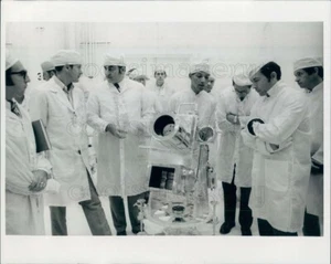 1971 Press Photo NASA Engineers Check Out Lunar Surface Telescope - Picture 1 of 2
