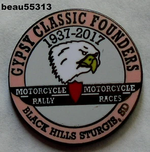 ⭐STURGIS JACKPINE GITANA DEL SUR DE DAKOTA 2017 HARLEY CHAQUETA RALLY CHALECO SOMBRERO PIN - Imagen 1 de 1