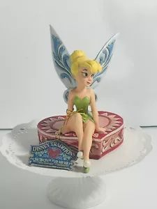 Jim Shore - Disney Traditions - Liebessitz - Tinker Bell sitzend auf Herz #6005966 - Bild 1 von 8
