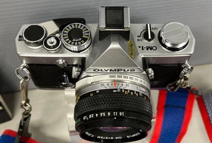 Olympus OM-1 fotocamera pellicola 35 mm + obiettivo 50 mm f/1.8 + obiettivo macro zoom Soligor - leggi - Foto 1 di 24