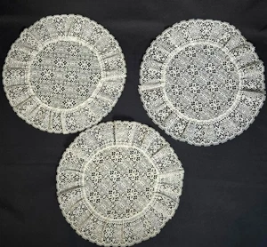 Set 3 Vintage Spitzendeckchen 11 Zoll rund Plissee Rand Blumen gehäkelt elfenbein weiß - Bild 1 von 6