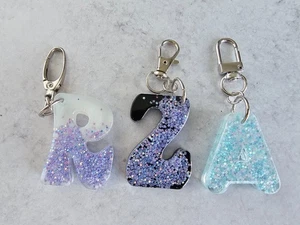 Glitzernde Punkte SCHLÜSSELANHÄNGER Handarbeit mit Harz, wählen Sie Ihren Buchstaben von BPWaters - Bild 1 von 5