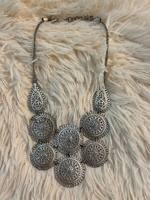 Collar Babero Stella & Dot Medina Tono Plata Medallón Distintivo 18" Foto 1 de 2