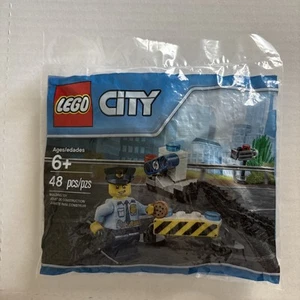 LEGO CITY 6182882 Roadblock Police Officer Minifigure 48 Piece Set - Picture 1 of 2