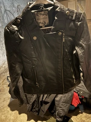 Chaqueta de moto de cuero sintético central para mujer talla mediana Foto 1 de 3