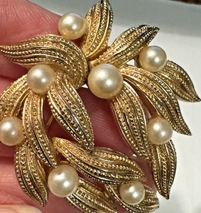 Trifari Vintage Gold Tone Brushed Leaf Faux Pearl Brooch Old Money Quiet Luxury - Picture 1 of 8