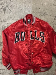 Vintage Starter Chicago Bulls Jacket NBA Satin Spell-Out Size Large Red - Bild 1 von 6