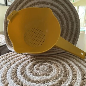 Vintage Tupperware Yellow Strainer Colander 2 Quart Large Size - Picture 1 of 5
