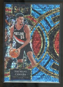 2023-24 Panini Select TOUMANI CAMARA #115 RC Rookie discoteca azul claro/99 blazers - Imagen 1 de 2