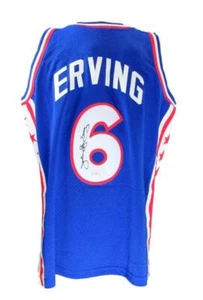 Camiseta Julius Erving HOF Autografiada Mitchell & Ness Azul 76ers PSA/DNA 177084 - Imagen 1 de 6