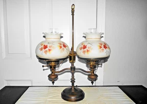 GWTW VINTAGE ELEKTRISCHER MESSING MILCHGLAS ÖLBRENNER THEMA STUDENT HURRIKAN LAMPE - Bild 1 von 16