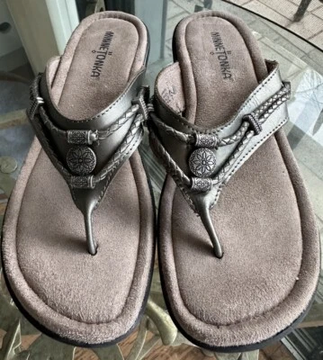 Sandalias chanclas Minnetonka Silverthorne 360 para mujer talla 8 plateadas  Foto 1 de 4