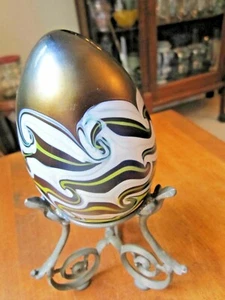 Glass Egg, hand blown brown w/white & green wave & comes with Stand - Bild 1 von 3