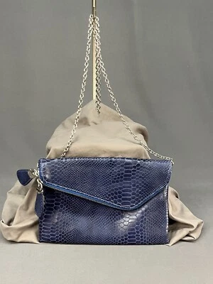 Cartera sin asas asimétrica Henri Bendel de cuero azul debutante con correa $250 (306) Foto 1 de 4