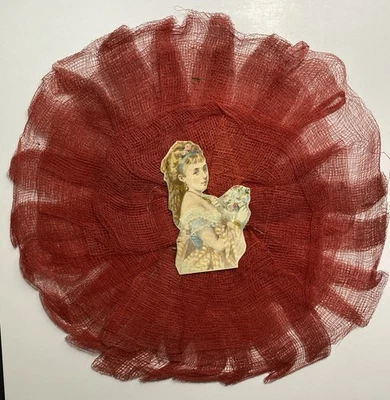 Vintage Home Made Xmas Orn. Scrap Girl auf rundem rotem Gaze Rock - 8 Zoll - Bild 1 von 3