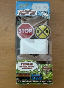 94 Lernkurve Holz Thomas Zug Kreuz Gleis mit 2 Warnschildern! UK Box! - Bild 1 von 2