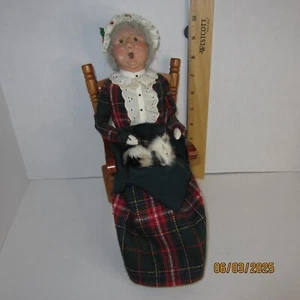Byers Choice The Carolers Mrs Claus On Rocker w/ Sleeping Kitten 2004 Figurine - Picture 1 of 12