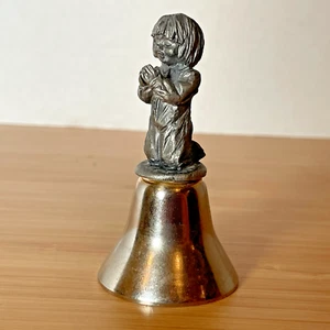 Vintage Zinn Glocke Junge betet auf Knien handgefertigt in USA klein 3" groß - Bild 1 von 7