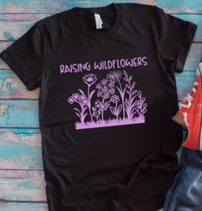 Raising Wildflowers Schwarz Unisex Kurzarm T-Shirt - Bild 1 von 1