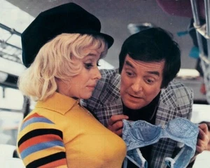 BARBARA WINDSOR - JIMMY LOGAN - 10" x 8" Colour Photo CARRY ON ABROAD 1972 - Bild 1 von 1
