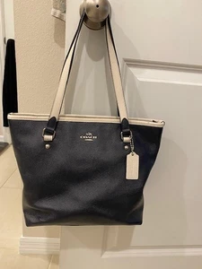 Marineblau-weiße Beuteltasche mit Reißverschluss oben aus genarbtem Leder - Bild 1 von 11