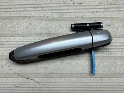 Оригинальная серебристая левая ручка со стороны водителя для Suzuki SX4 2007-2013 годов выпуска б/у - Изображение 1 из 3