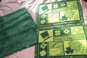 2er Set bestickte St Patrick's Day Tischsets 18x13 & 4 Stoff Kleeblatt Servietten - Bild 1 von 11