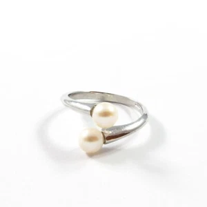 Anillo doble de perlas cultivadas blancas de agua dulce con plata de ley 5,5-6,0 mm  - Imagen 1 de 4
