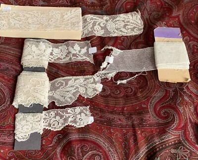 dentelle ancienne : lot de broderies main sur filet - Photo 1/4