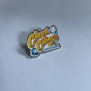 Spilla da bavero Cheech & Chong’s Dispensoria camicia con supporto - Foto 1 di 7