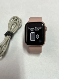 Apple Watch Series 4 40 mm boîtier en aluminium or rose bracelet sport (GPS + cellulaire) - Photo 1 sur 5