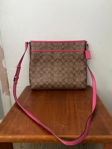 Bolso Bandolera Coach Grande File de Hombro en Lona Signature Caqui/Rosa Dalia - Imagen 1 de 12