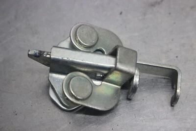 09-16 Yamaha FZ6R Rear Passenger Seat Latch Lock Bracket Foto 1 de 4