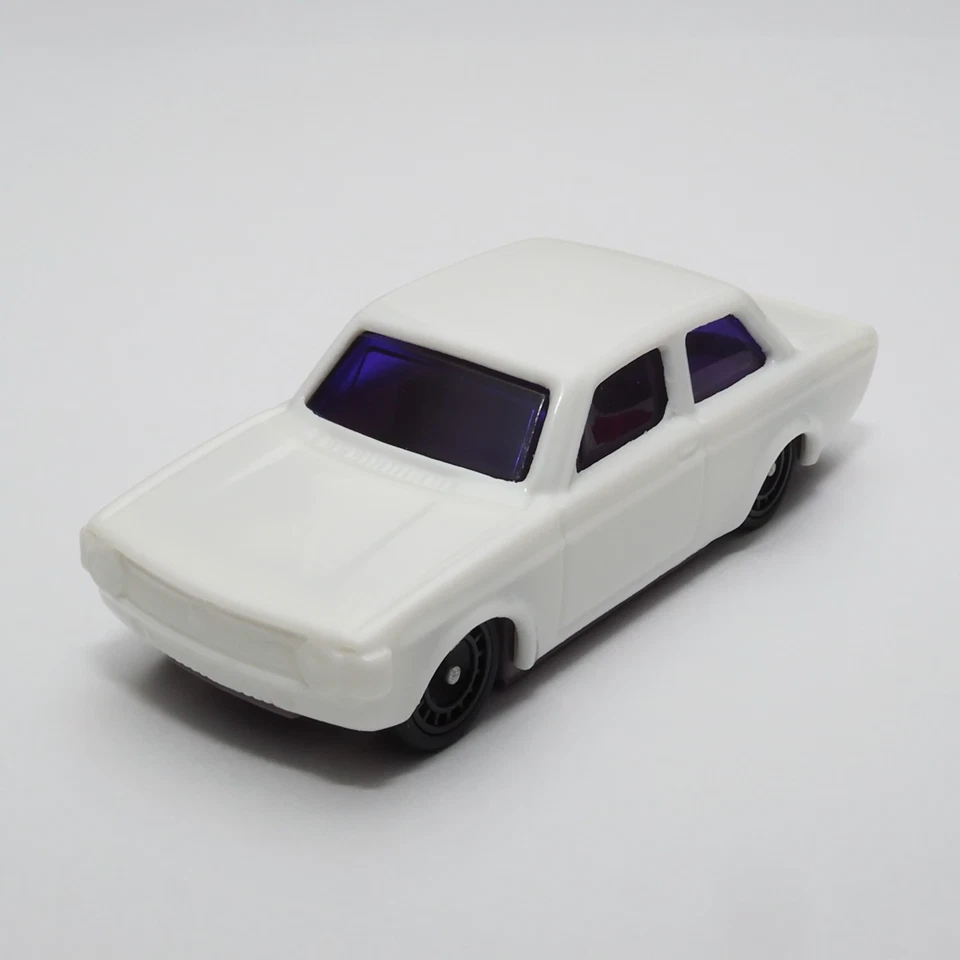 Wheel House Retro 1:64 Diecast Volvo Car - Selecciona entre 6 colores y cajas únicas Foto 1 de 1