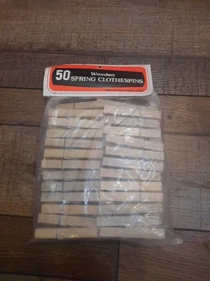 Pinzas de madera vintage de primavera hechas en la República Popular China 50 Foto 1 de 4