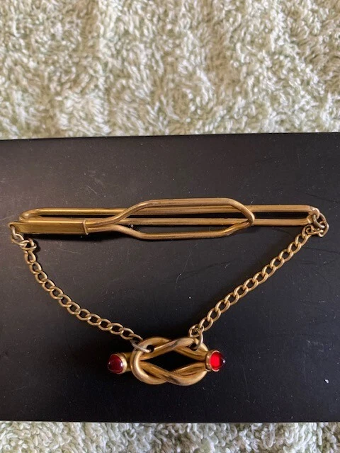 Clip de barra de corbata vintage Anson 2 3/4" nudo cuadrado tono dorado piedras rojas - 50+ años de antigüedad Foto 1 de 1
